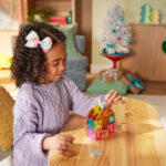 MAGNA-TILES® microMAGS Gingerbread House Travel Set - Imagen 4