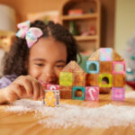 MAGNA-TILES® microMAGS Gingerbread House Travel Set - Imagen 5